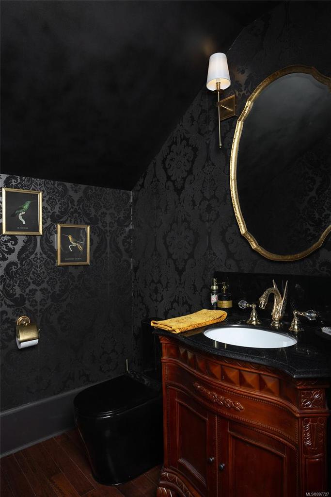 1708 Woodsend Dr, Saanich, BC