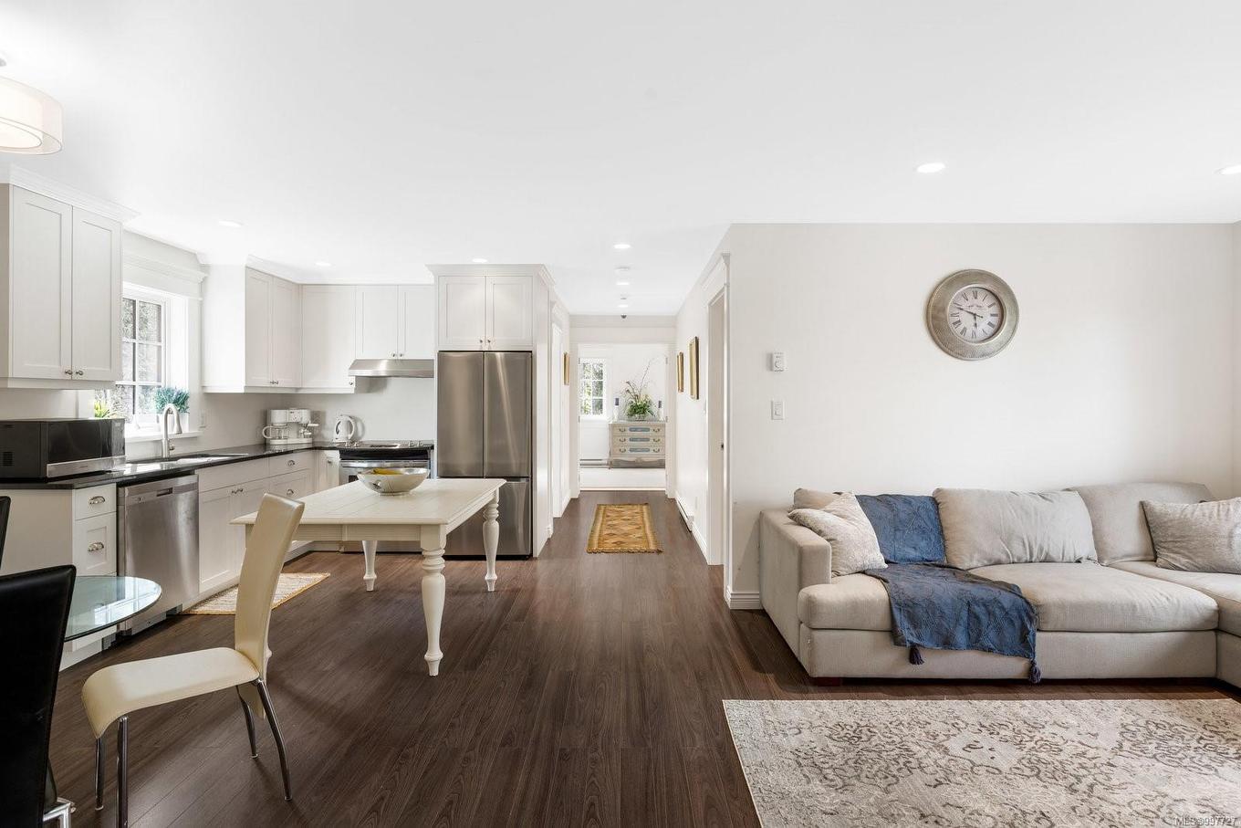 1708 Woodsend Dr, Saanich, BC