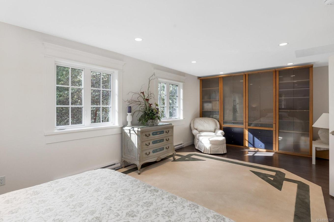 1708 Woodsend Dr, Saanich, BC