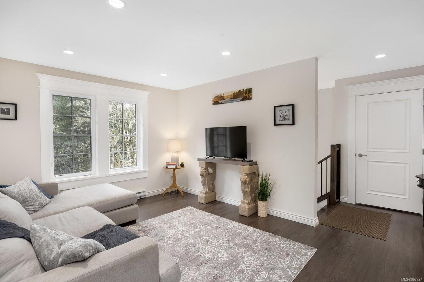 1708 Woodsend Dr, Saanich, BC