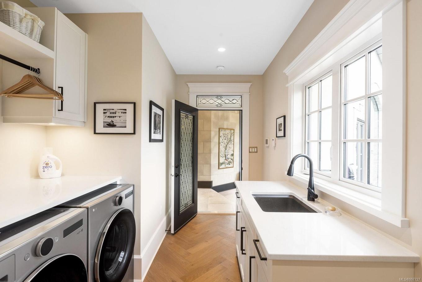 1708 Woodsend Dr, Saanich, BC