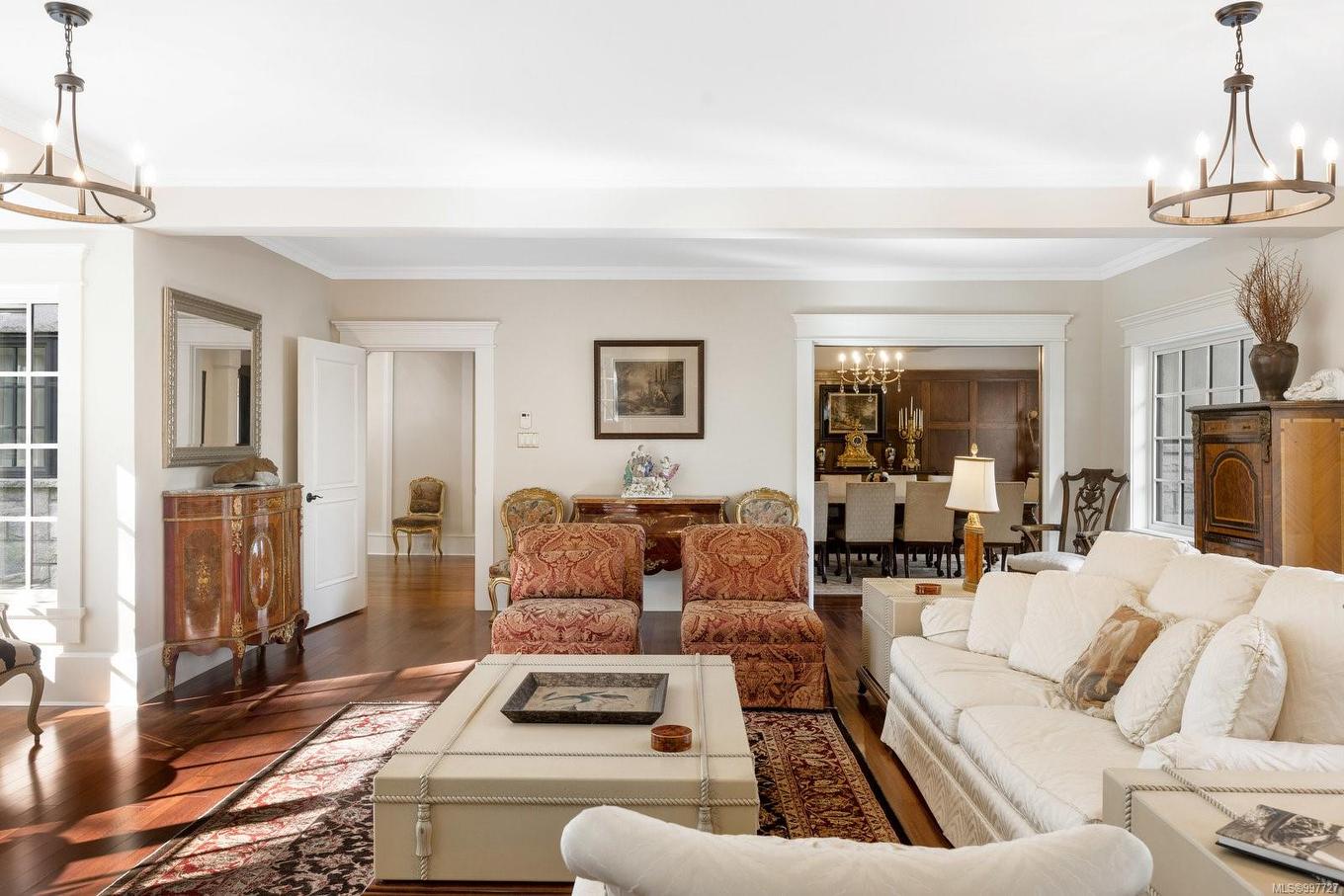 1708 Woodsend Dr, Saanich, BC