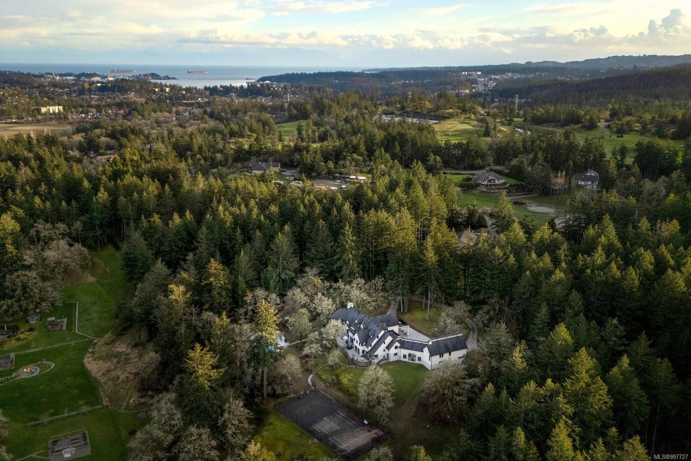 1708 Woodsend Dr, Saanich, BC