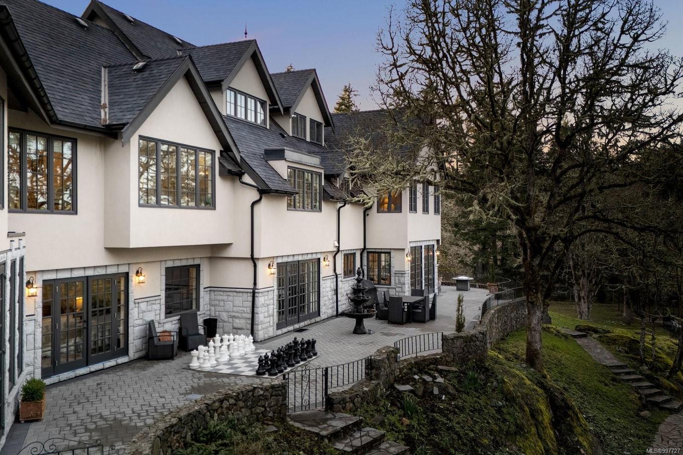 1708 Woodsend Dr, Saanich, BC