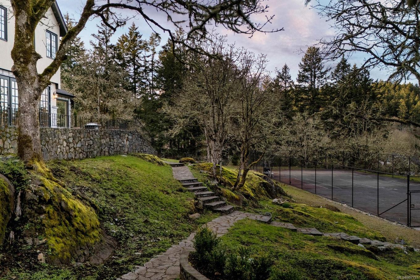 1708 Woodsend Dr, Saanich, BC