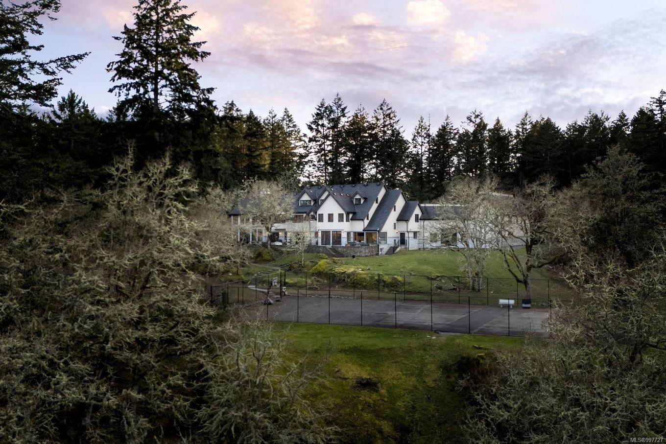 1708 Woodsend Dr, Saanich, BC