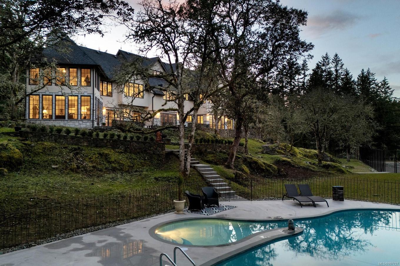 1708 Woodsend Dr, Saanich, BC