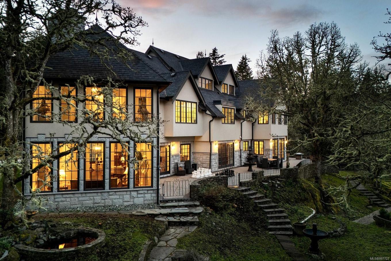 1708 Woodsend Dr, Saanich, BC