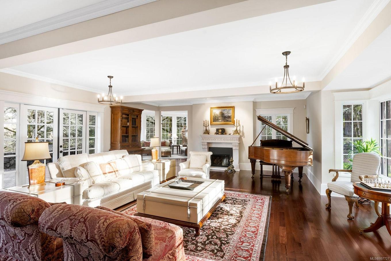 1708 Woodsend Dr, Saanich, BC