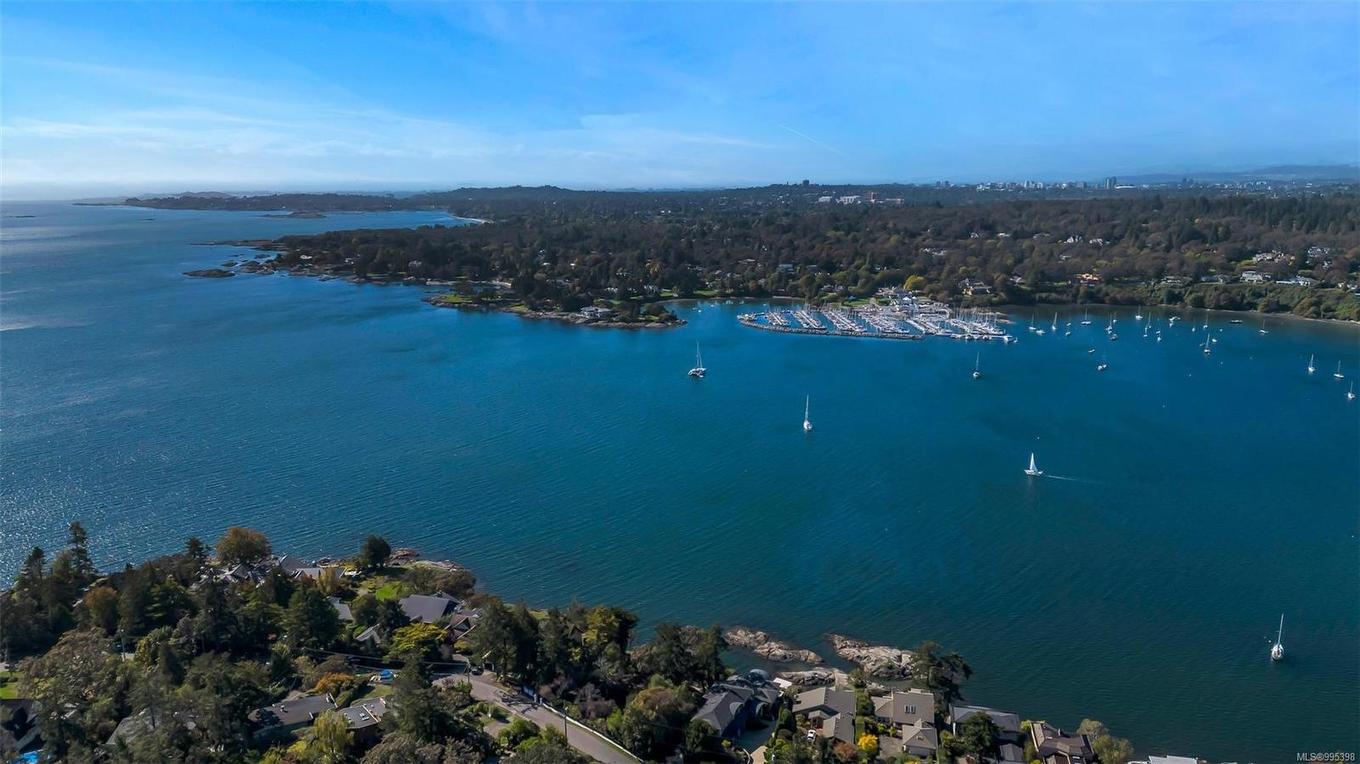 3915 Woodlands Pl, Saanich, BC