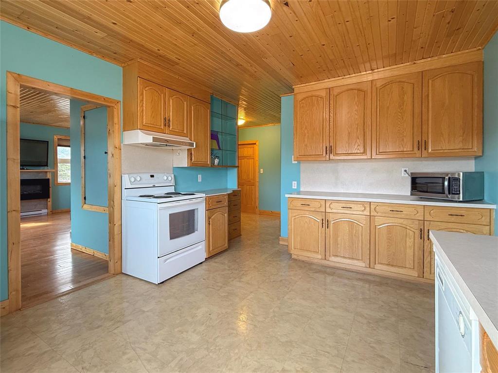 107 Crestview Drive, Onanole, MB - Indoor Photo Showing Kitchen