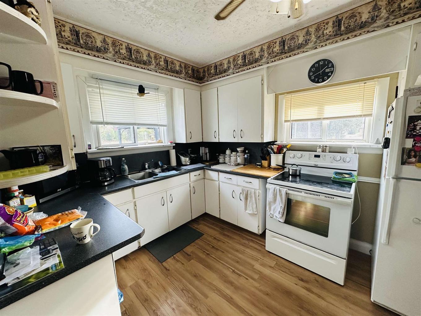 1925 W Arthur Street W West, Thunder Bay, ON - Indoor Photo Showing Kitchen With Double Sink