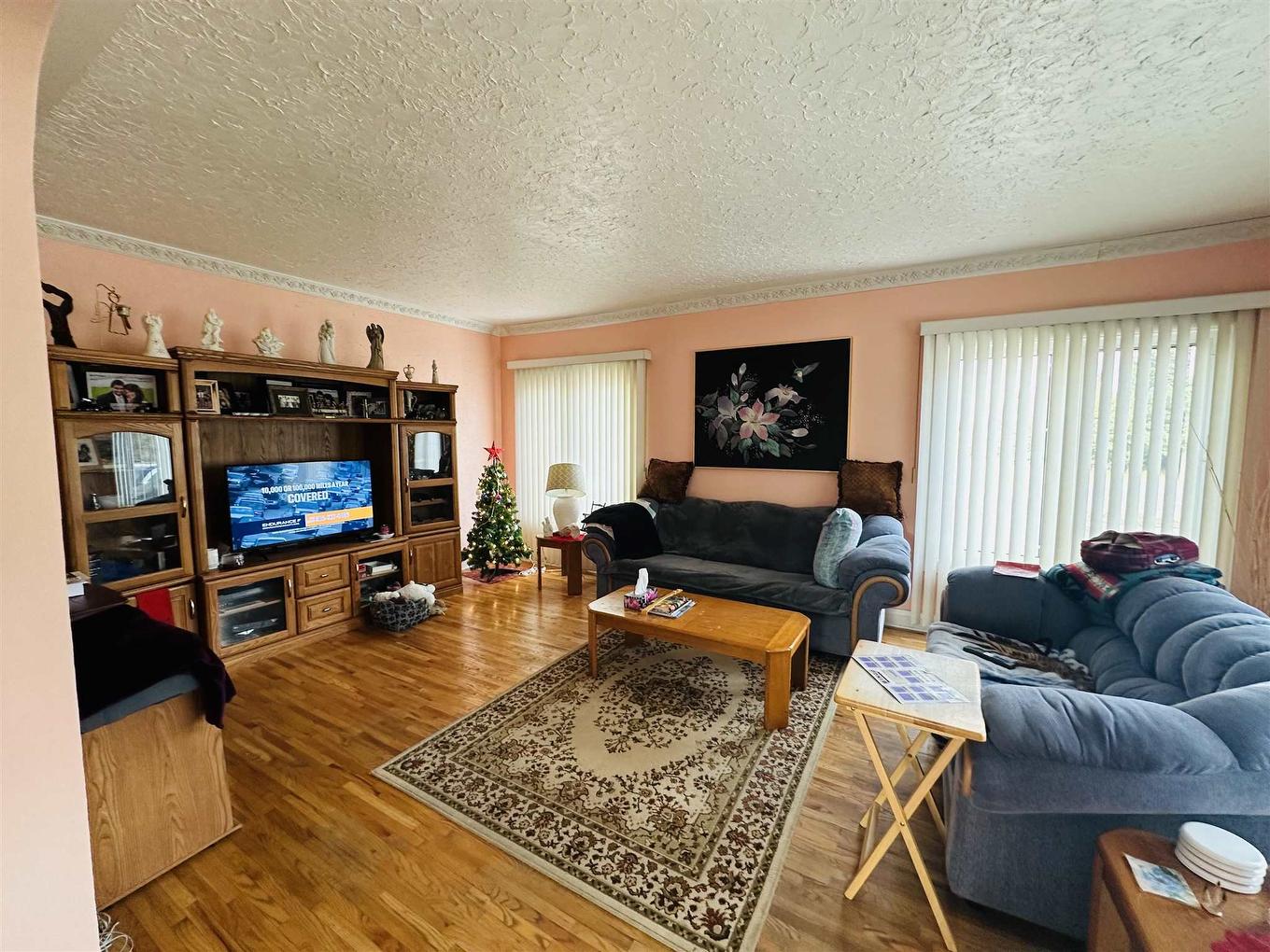 1925 W Arthur Street W West, Thunder Bay, ON - Indoor Photo Showing Living Room