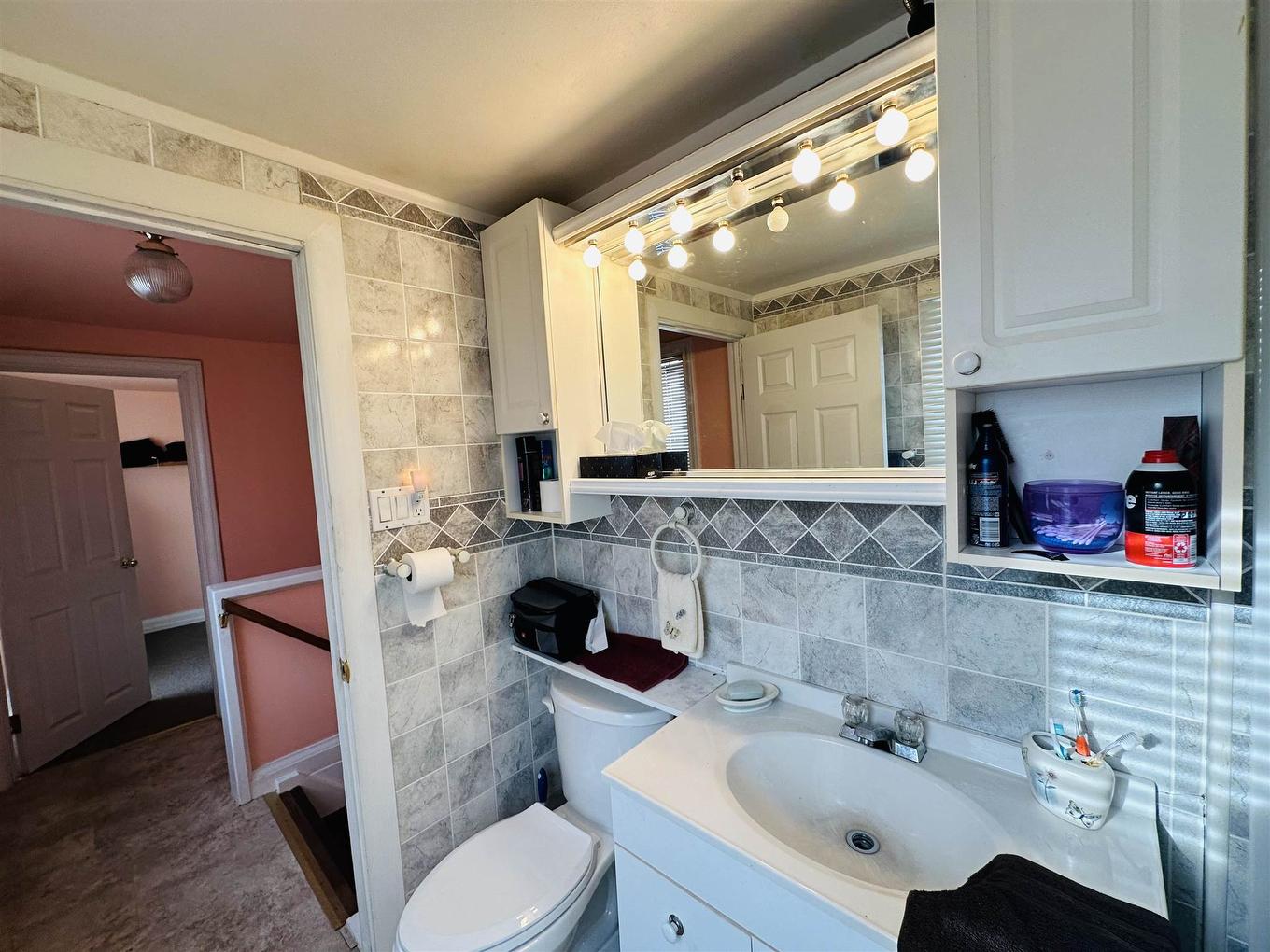 1925 W Arthur Street W West, Thunder Bay, ON - Indoor Photo Showing Bathroom