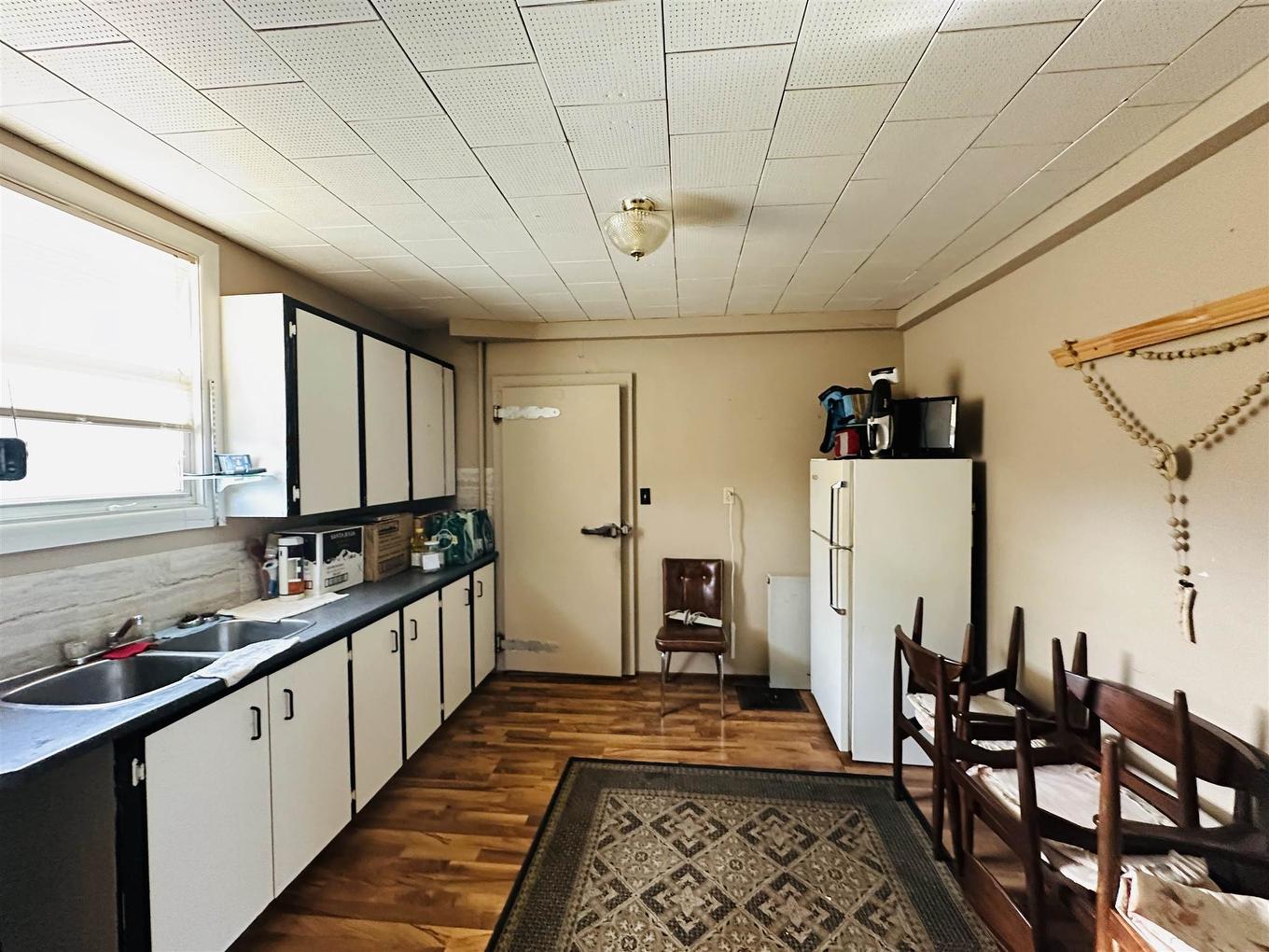 1925 W Arthur Street W West, Thunder Bay, ON - Indoor Photo Showing Kitchen With Double Sink