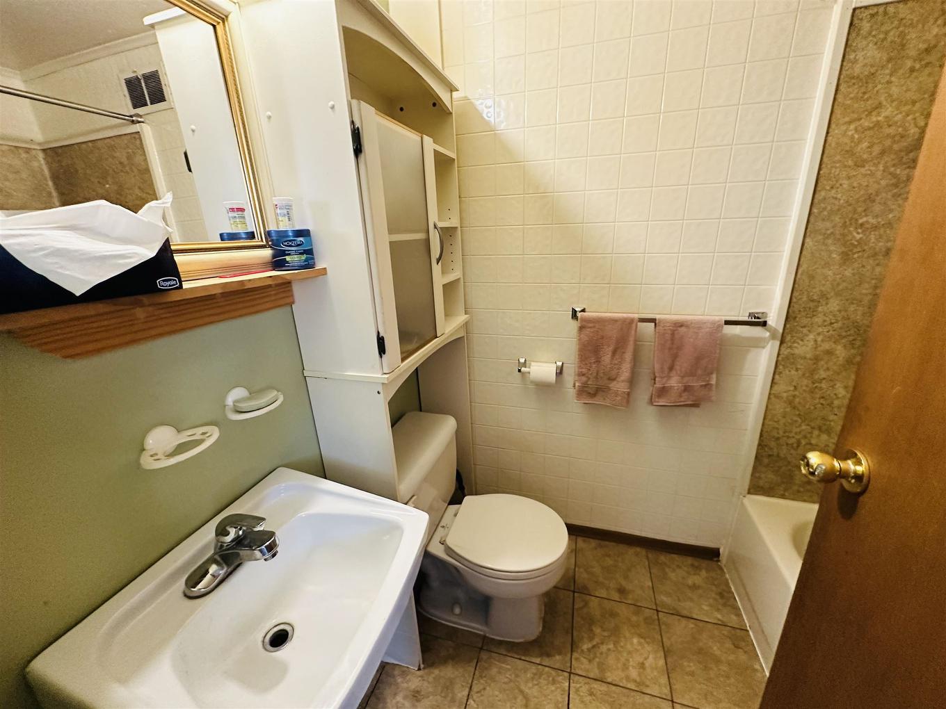 1925 W Arthur Street W West, Thunder Bay, ON - Indoor Photo Showing Bathroom