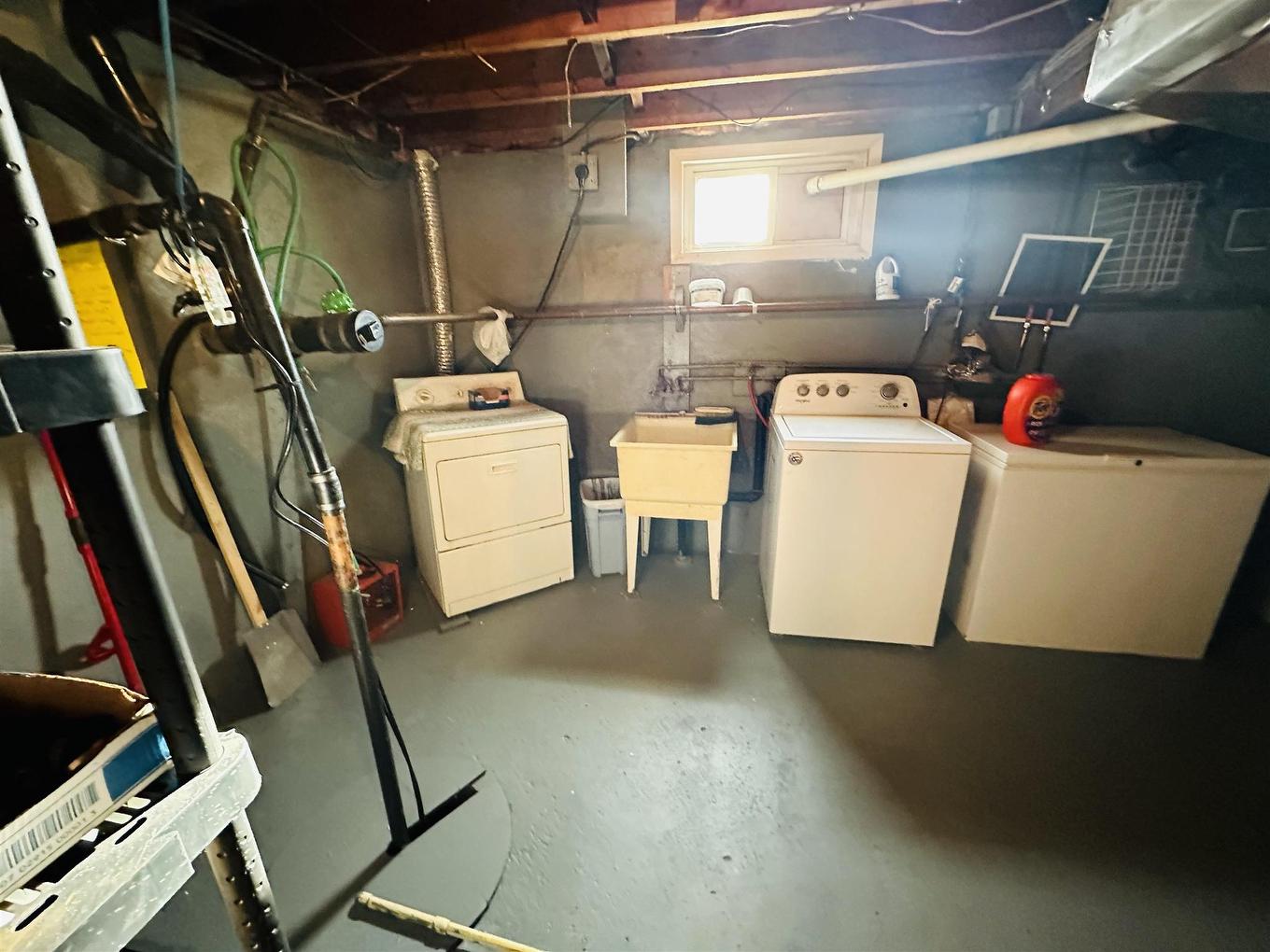 1925 W Arthur Street W West, Thunder Bay, ON - Indoor Photo Showing Laundry Room