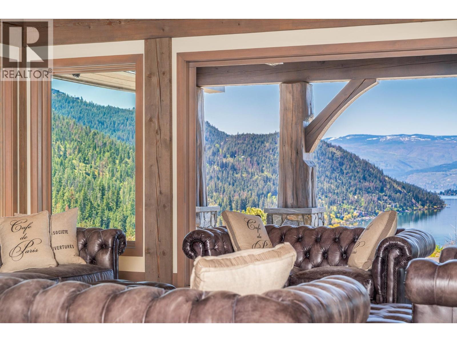 8399 Bench Row Road, Vernon, BC - Indoor Photo Showing Living Room