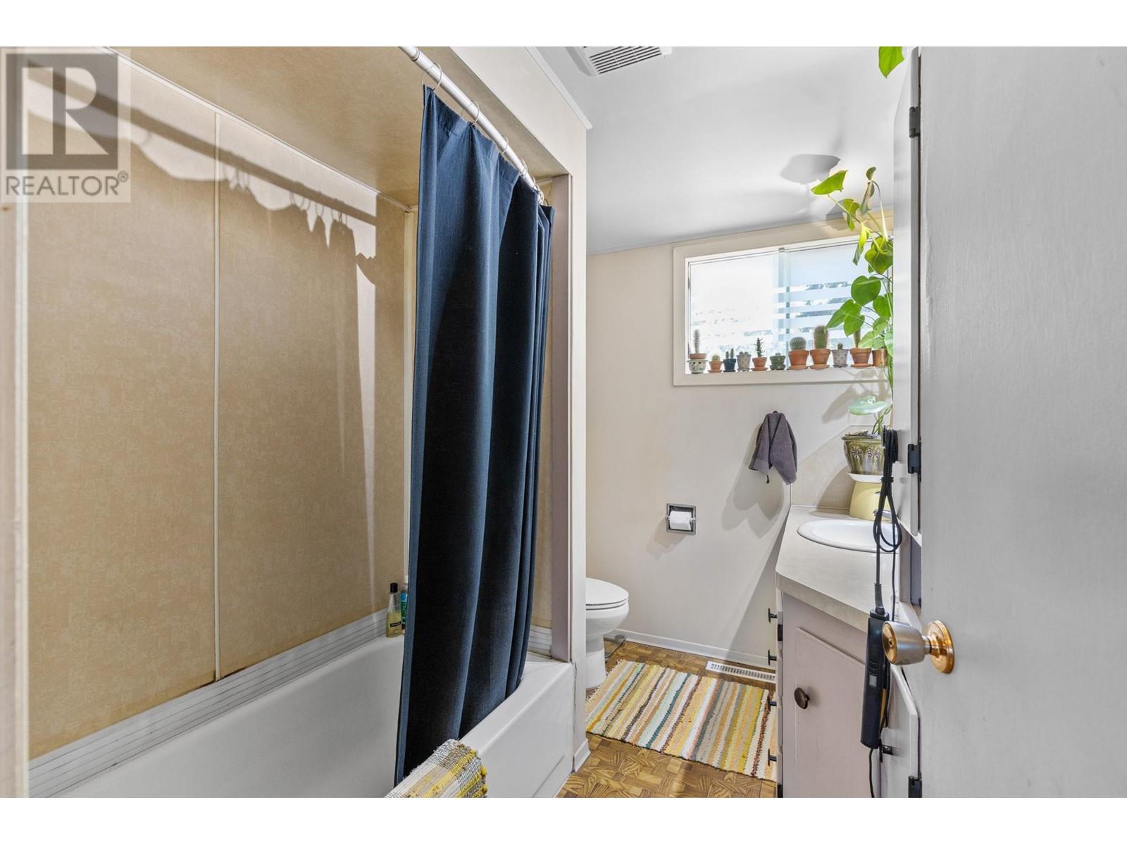 772 Otter Lake Cross Road, Spallumcheen, BC - Indoor Photo Showing Bathroom