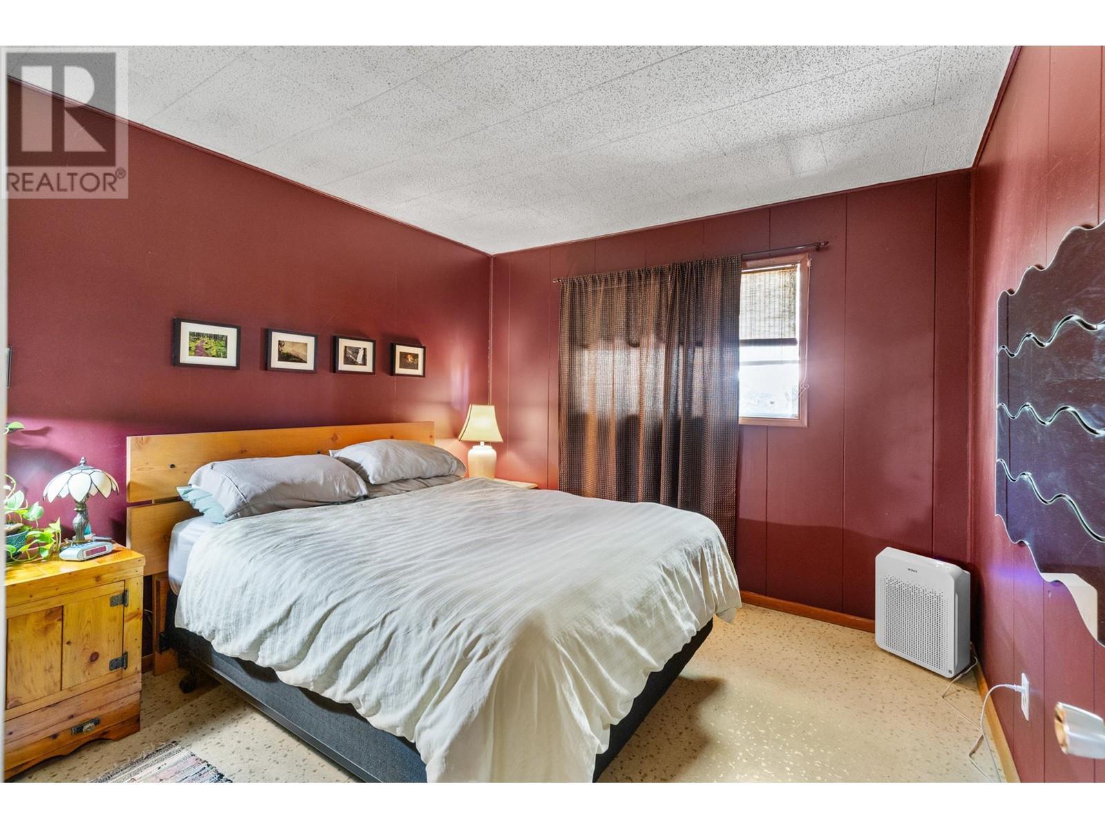 772 Otter Lake Cross Road, Spallumcheen, BC - Indoor Photo Showing Bedroom