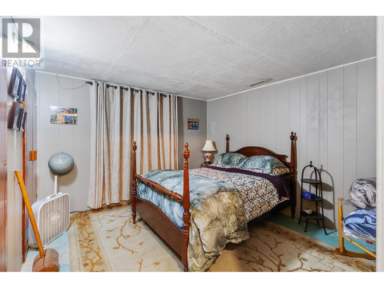 772 Otter Lake Cross Road, Spallumcheen, BC - Indoor Photo Showing Bedroom