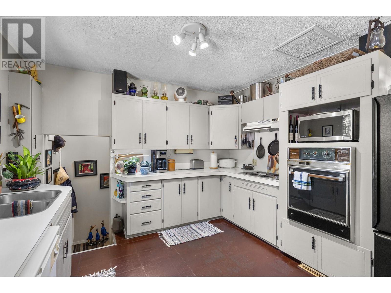 772 Otter Lake Cross Road, Spallumcheen, BC - Indoor Photo Showing Kitchen With Double Sink