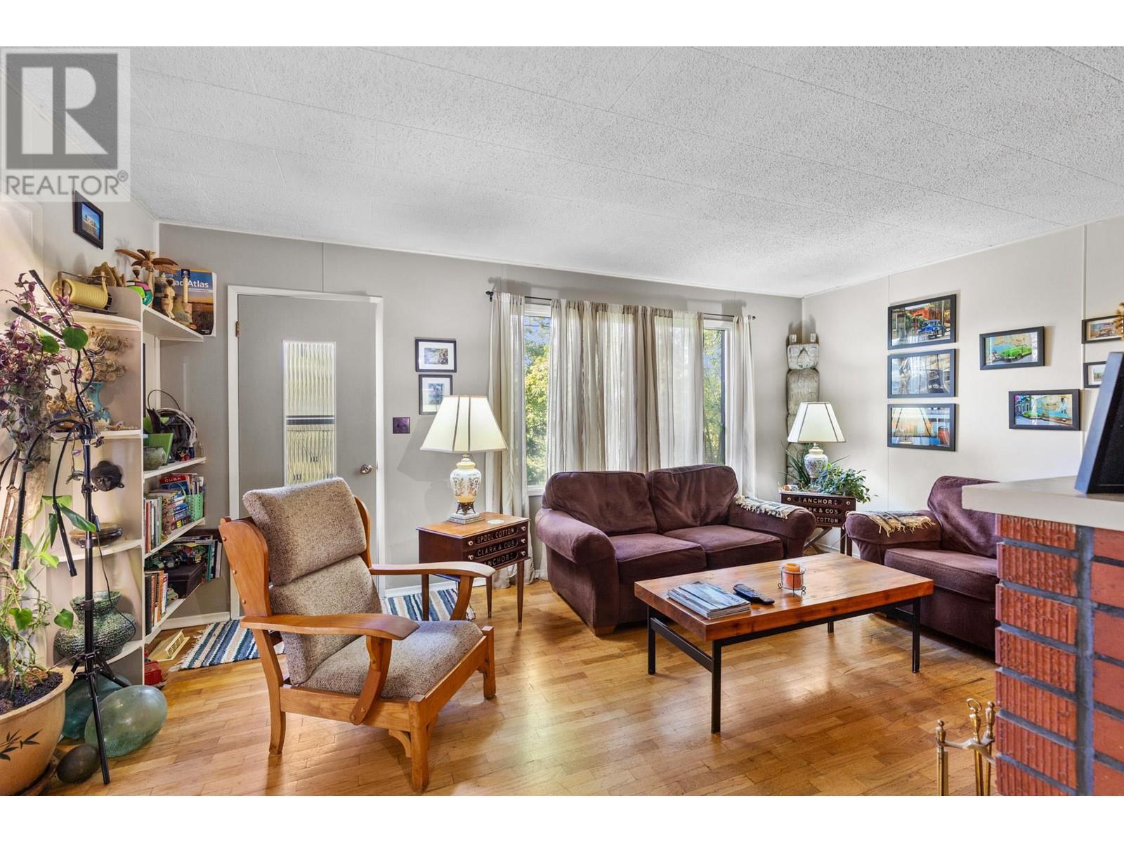 772 Otter Lake Cross Road, Spallumcheen, BC - Indoor Photo Showing Living Room