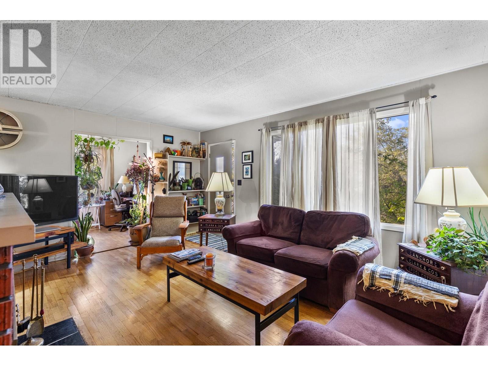 772 Otter Lake Cross Road, Spallumcheen, BC - Indoor Photo Showing Living Room