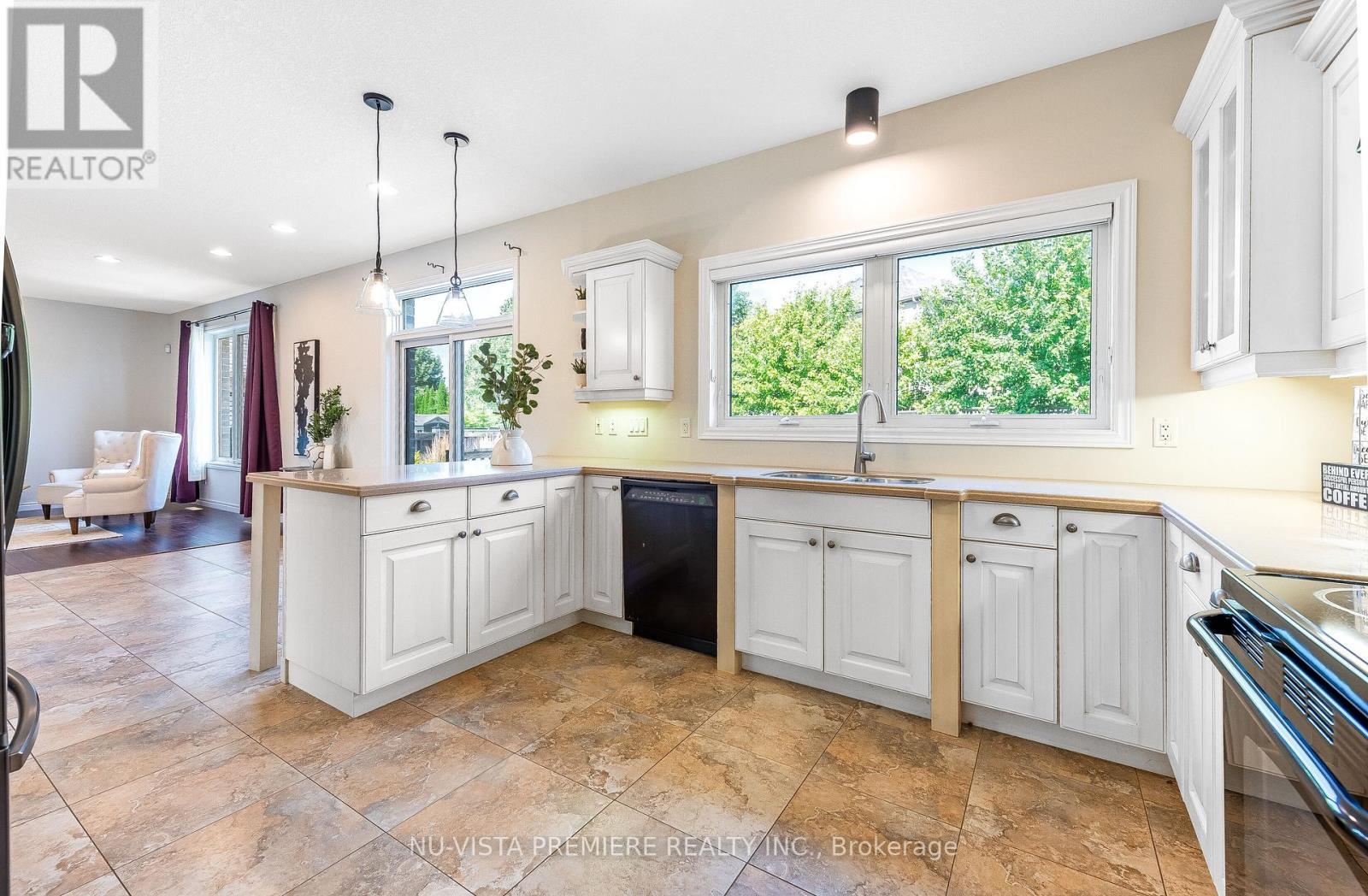 1750 Tigerlily Road, London South (South A), ON - Indoor Photo Showing Kitchen With Double Sink With Upgraded Kitchen