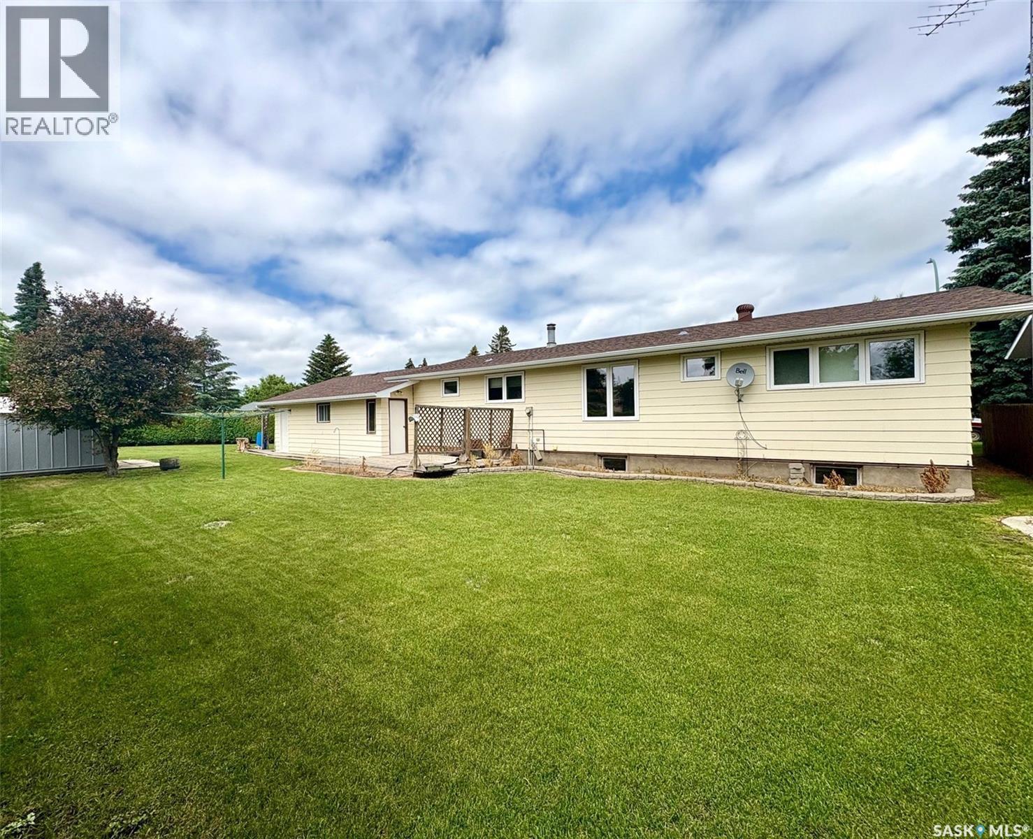 506 Grant Bay, Esterhazy, SK - Outdoor