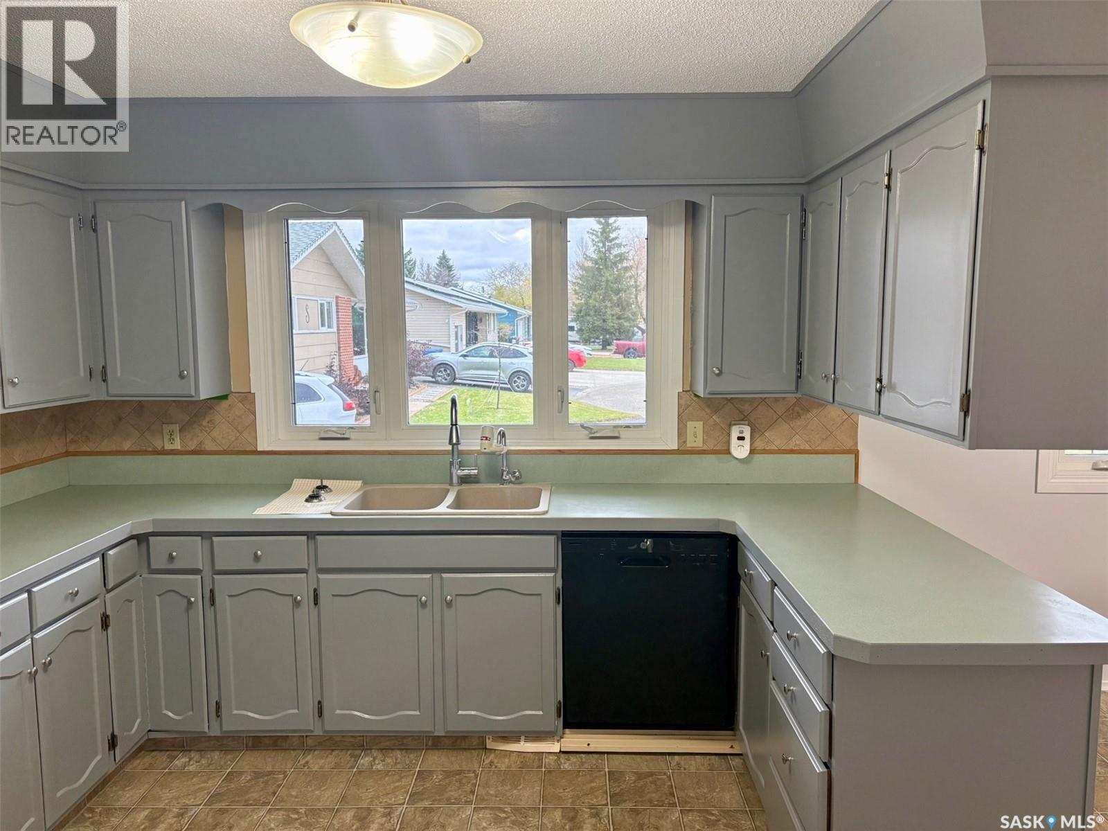 506 Grant Bay, Esterhazy, SK - Indoor Photo Showing Kitchen With Double Sink