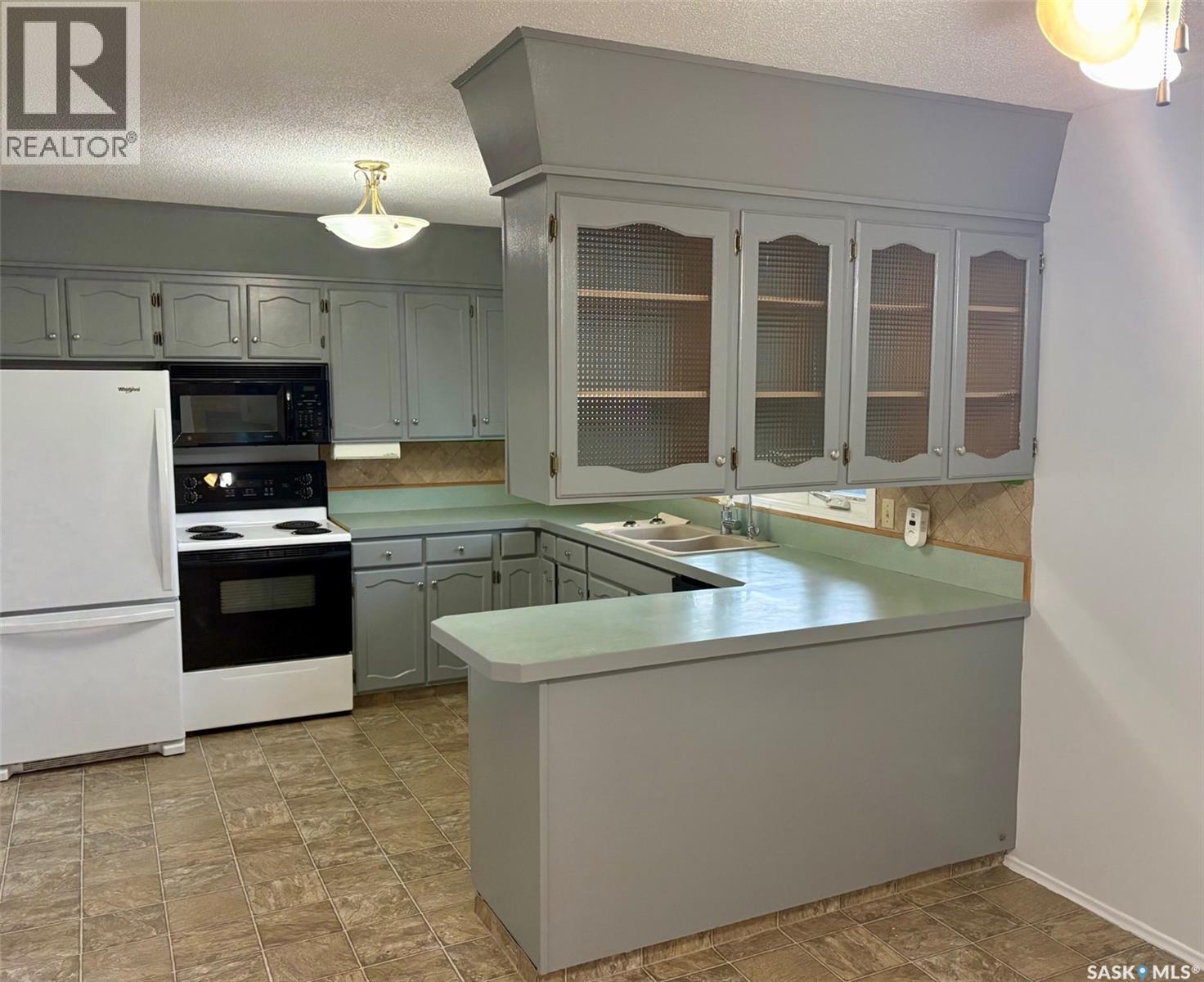 506 Grant Bay, Esterhazy, SK - Indoor Photo Showing Kitchen With Double Sink
