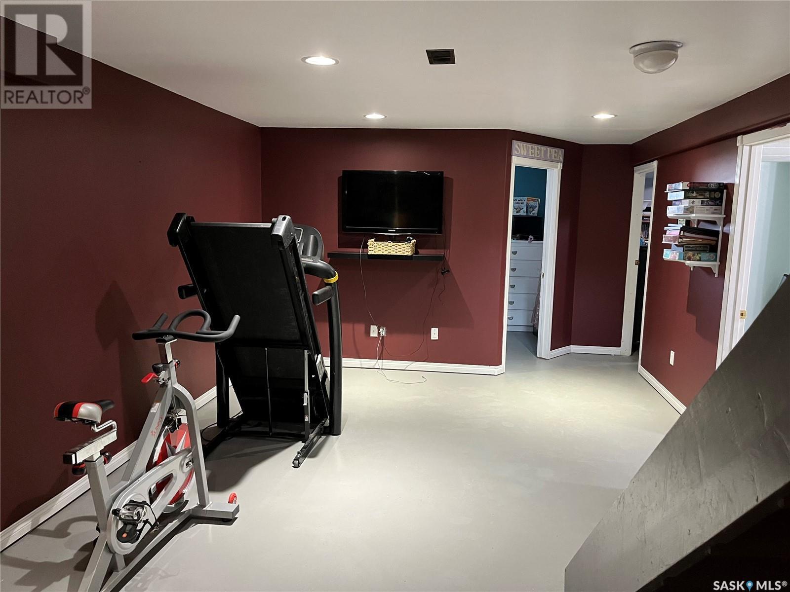 112 Edward Street, Hazenmore, SK - Indoor Photo Showing Gym Room