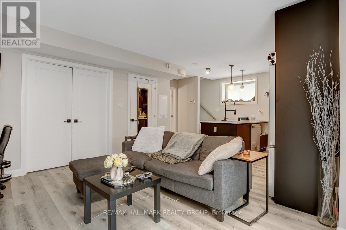 359 Whitby Avenue, Ottawa, ON - Indoor Photo Showing Living Room