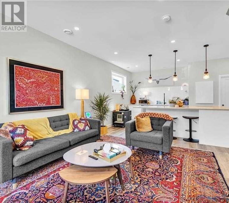 359 Whitby Avenue, Ottawa, ON - Indoor Photo Showing Living Room