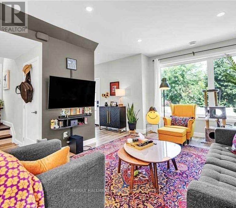 359 Whitby Avenue, Ottawa, ON - Indoor Photo Showing Living Room