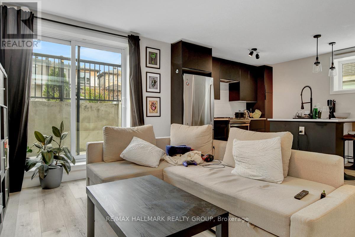359 Whitby Avenue, Ottawa, ON - Indoor Photo Showing Living Room