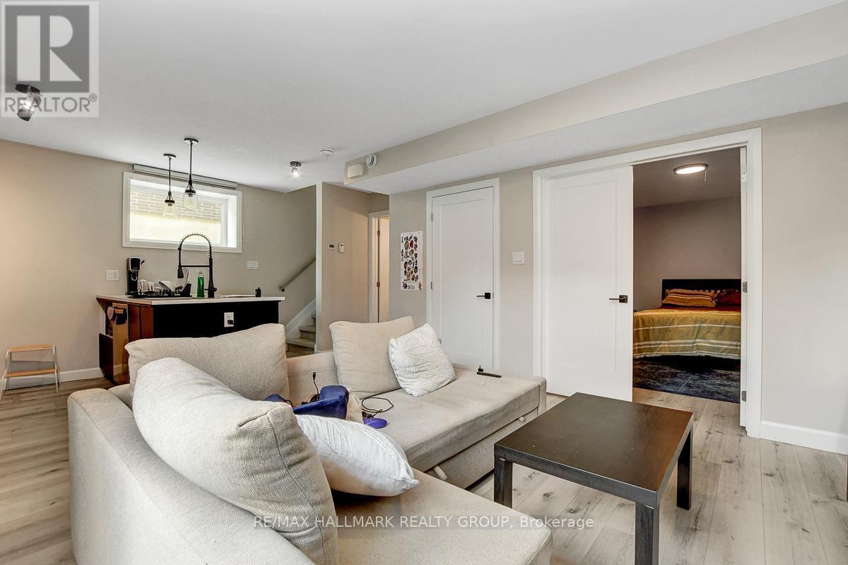 359 Whitby Avenue, Ottawa, ON - Indoor Photo Showing Living Room