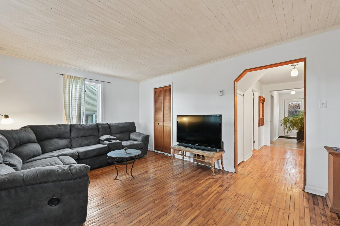 Salon - 411 Rue Dufferin, Granby, QC - Indoor Photo Showing Living Room