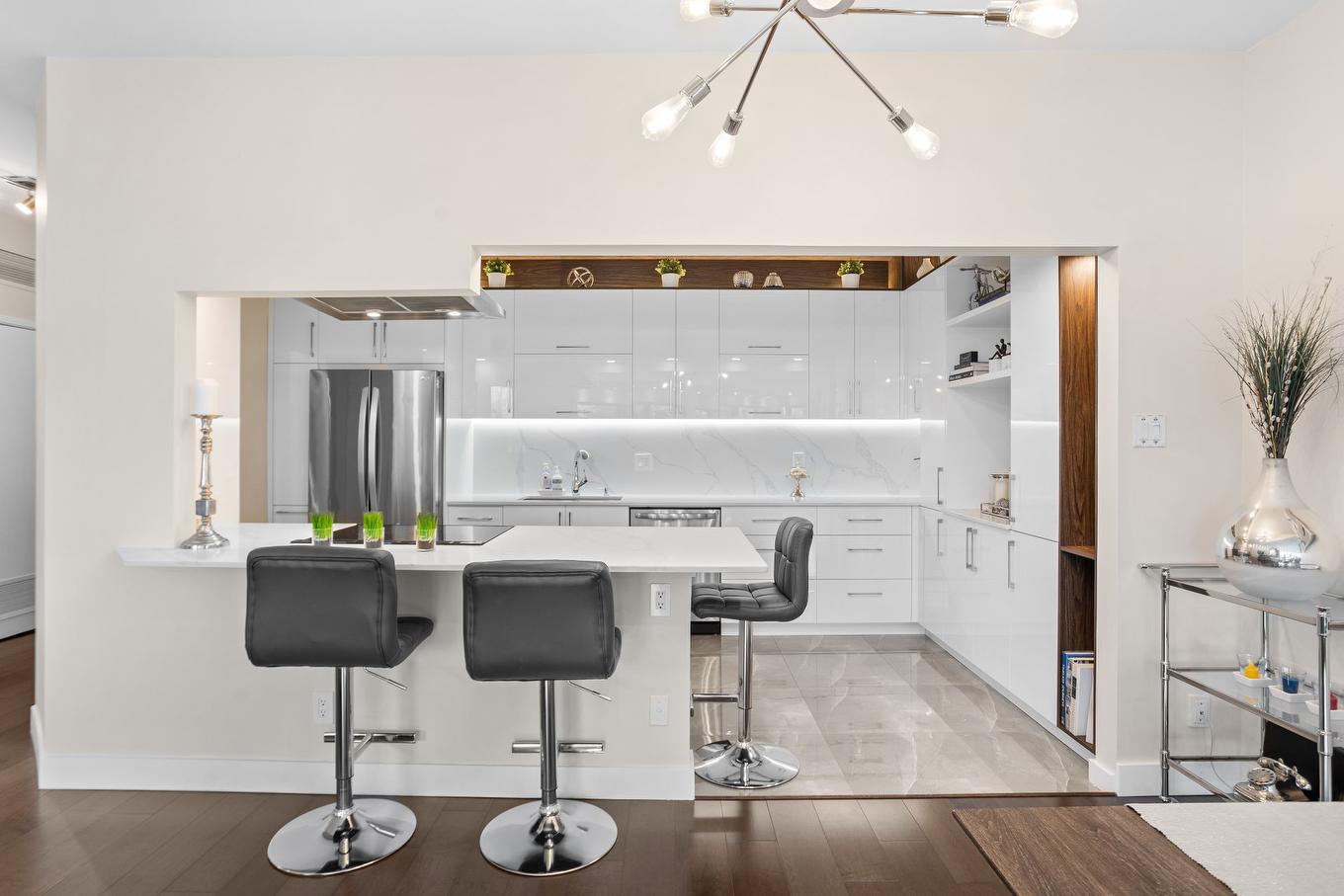 Coin-repas - 109-4520 Prom. Paton, Laval (Chomedey), QC - Indoor Photo Showing Kitchen With Upgraded Kitchen