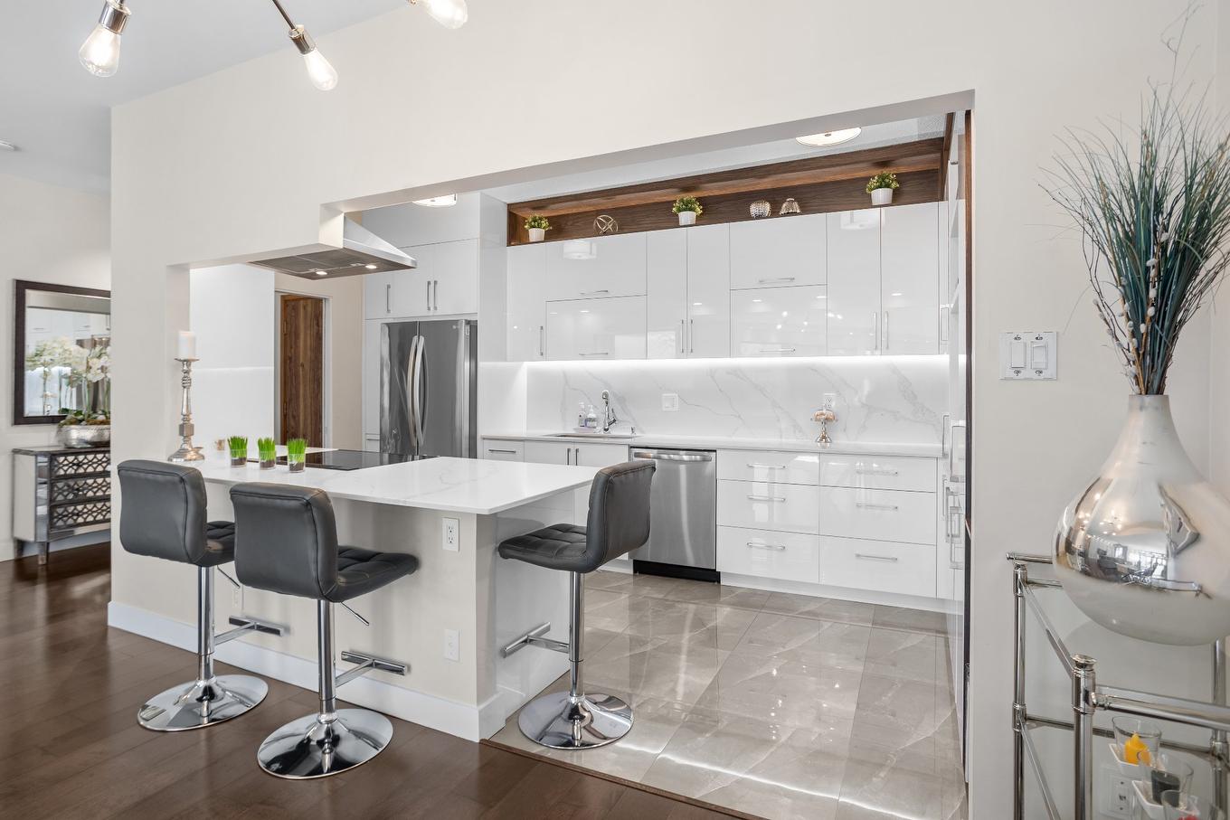 Coin-repas - 109-4520 Prom. Paton, Laval (Chomedey), QC - Indoor Photo Showing Kitchen With Upgraded Kitchen