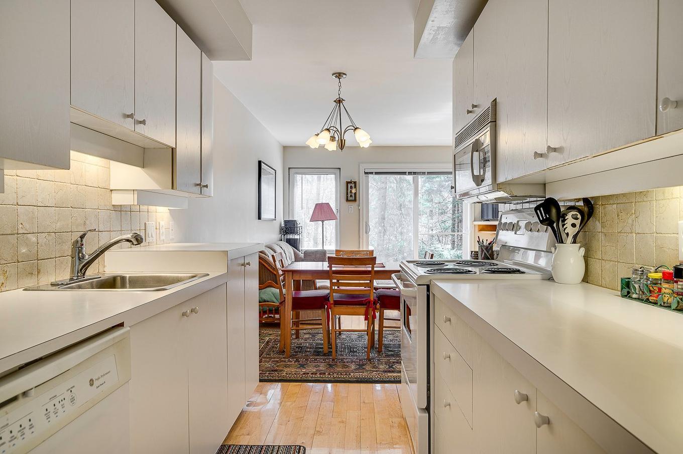Kitchen - 102-273 Ch. Des Grappes, Piedmont, QC - Indoor Photo Showing Kitchen With Double Sink