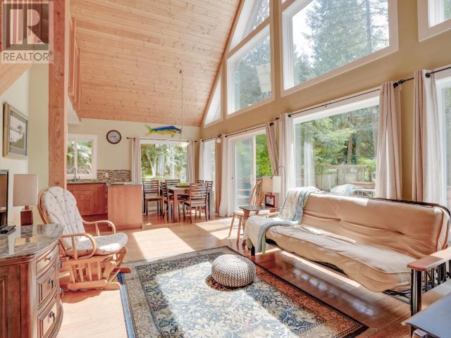 1259 Vancouver Blvd, Savary Island, BC - Indoor Photo Showing Living Room