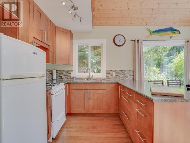 1259 Vancouver Blvd, Savary Island, BC - Indoor Photo Showing Kitchen