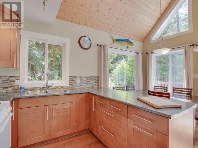 1259 Vancouver Blvd, Savary Island, BC - Indoor Photo Showing Kitchen With Double Sink
