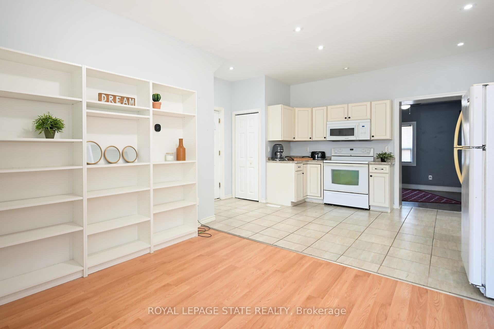 200 Kensington Avenue N, Hamilton, ON - Indoor Photo Showing Kitchen