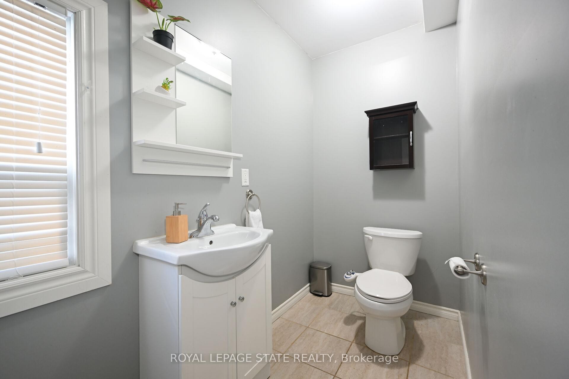 200 Kensington Avenue N, Hamilton, ON - Indoor Photo Showing Bathroom