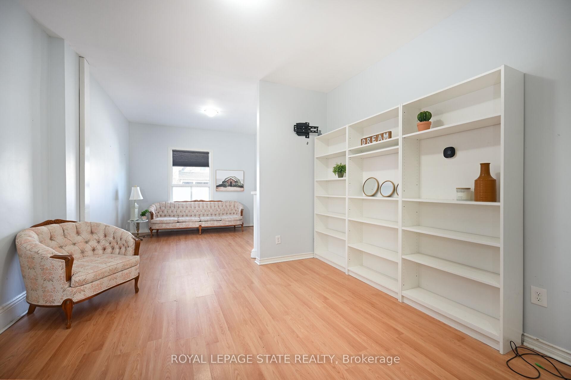 200 Kensington Avenue N, Hamilton, ON - Indoor