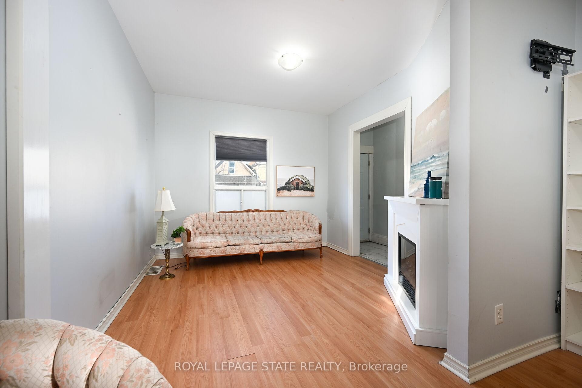 200 Kensington Avenue N, Hamilton, ON - Indoor Photo Showing Bedroom