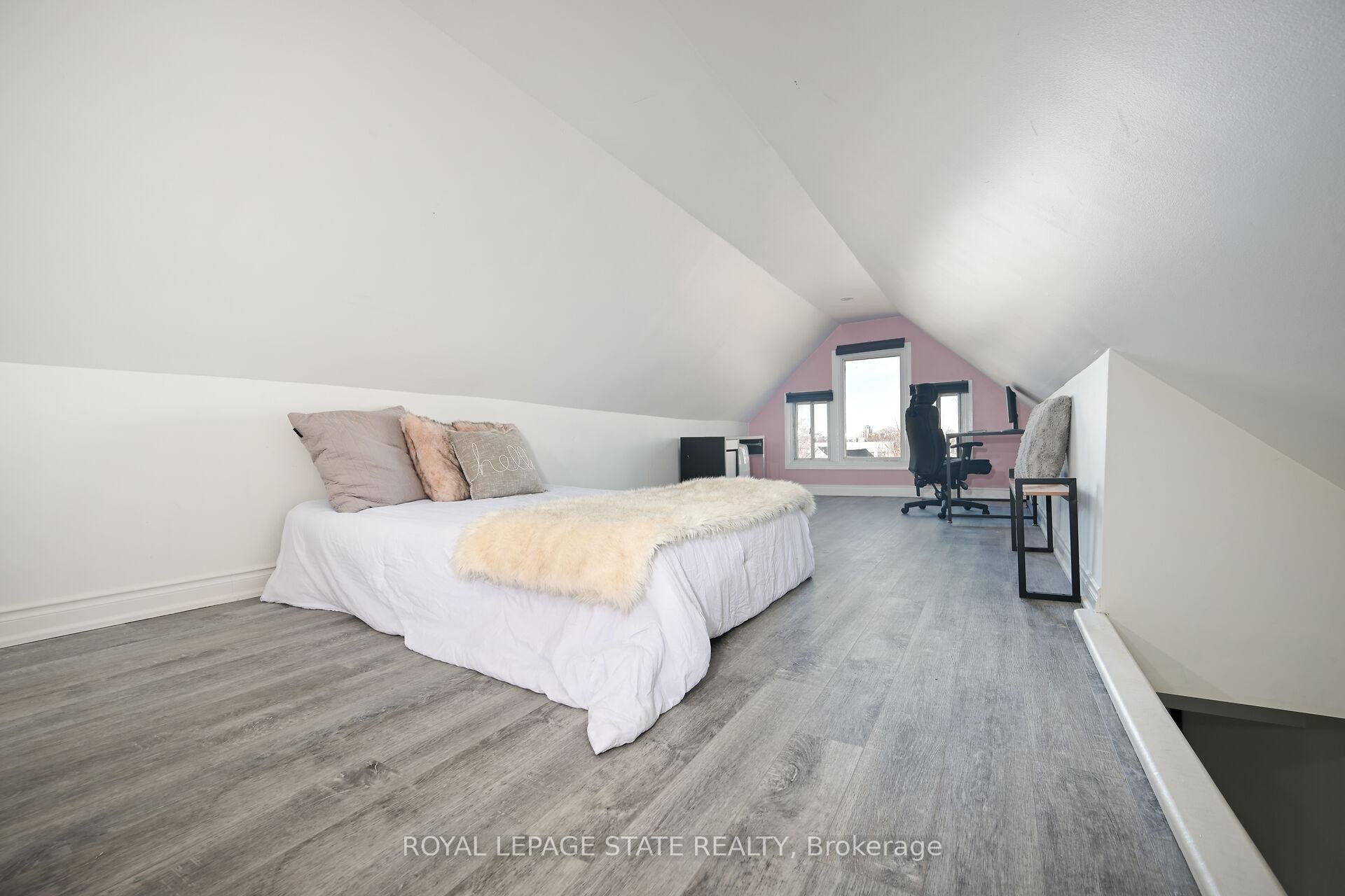 200 Kensington Avenue N, Hamilton, ON - Indoor Photo Showing Bedroom